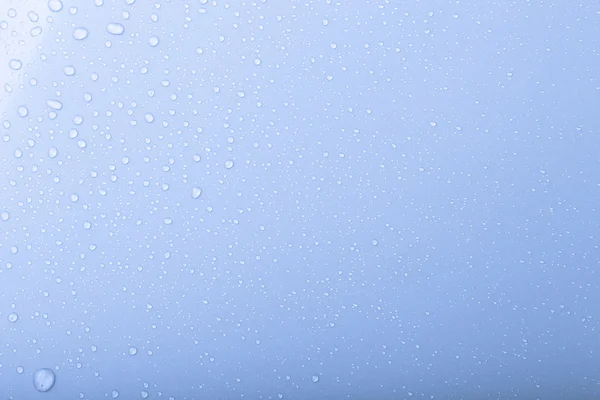 Gotas de agua sobre un fondo de color. Azul. Profundidad superficial de fie —  Fotos de Stock