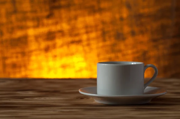 Tasse Tee auf hellem Holztisch auf verschwommenem Jutegrund. auswählen — Stockfoto