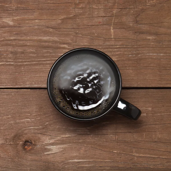 Xícara preta de café na mesa de madeira velha — Fotografia de Stock