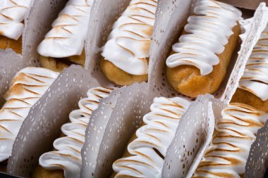 Taze ev yapımı eklerleri krema ve çikolata dolum bir da'da beyaz