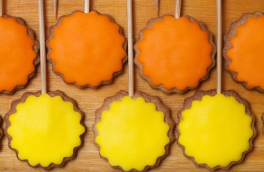 Gingerbread çerezleri eski woo üzerinde sopa üzerinde renkli mastik ile