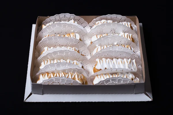 Fresco caseiro eclairs branco creme e chocolate enchimento em um da — Fotografia de Stock