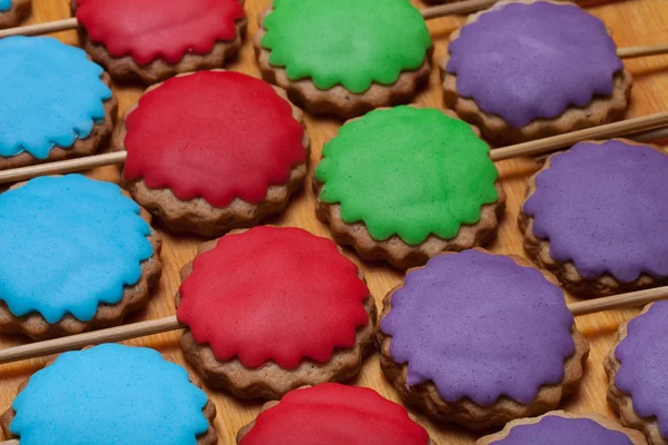 Lebkuchen mit farbigem Mastix auf Stöcken auf dem alten Woo — Stockfoto