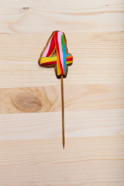 Figura de la galleta de jengibre con masilla de color en palo en — Foto de Stock