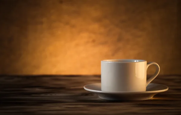 Tazza di tè su tavolo di legno chiaro su sfondo di iuta sfocata. Seleziona — Foto Stock