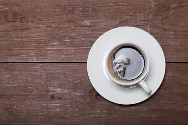Cangkir kopi putih di meja kayu tua — Stok Foto