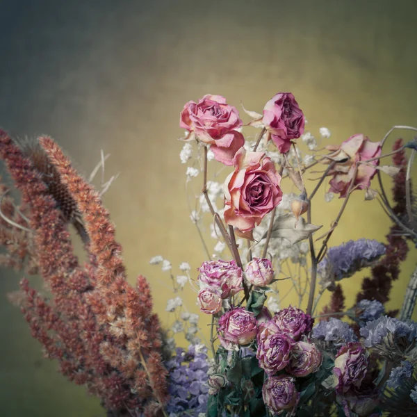 Bouquet di fiori secchi su fondo di iuta. Concentrazione selettiva. Per — Foto Stock