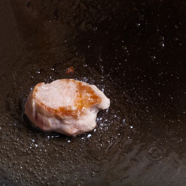 A carne fresca frita-se em uma panela de ato de fritar. Foco seletivo — Fotografia de Stock