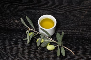 Yeşil Zeytin meyveleri ve kap taze o zeytin ağacının dalını
