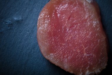 Taze et biftek siyah arduvaz arka planda. Tonda