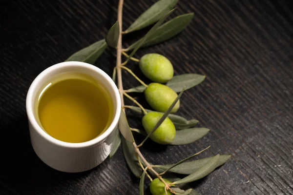 Rama de olivo con bayas de oliva verde y tapa de fresco o —  Fotos de Stock