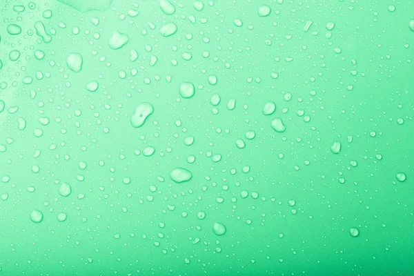 Gotas de agua sobre un fondo de color. Verde. Enfoque selectivo. Para — Foto de Stock