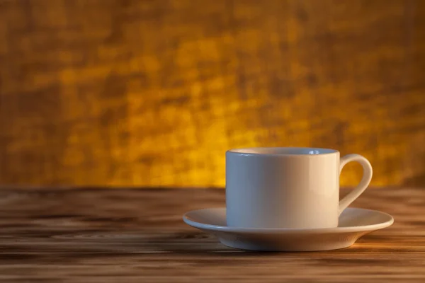 Tazza di tè su tavolo di legno chiaro su sfondo di iuta sfocata. Seleziona — Foto Stock