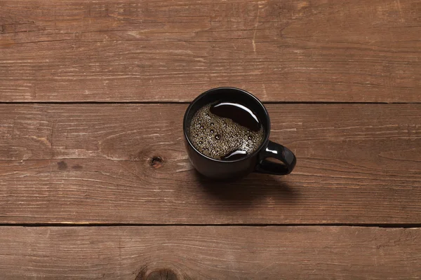 Xícara preta de café na mesa de madeira velha — Fotografia de Stock