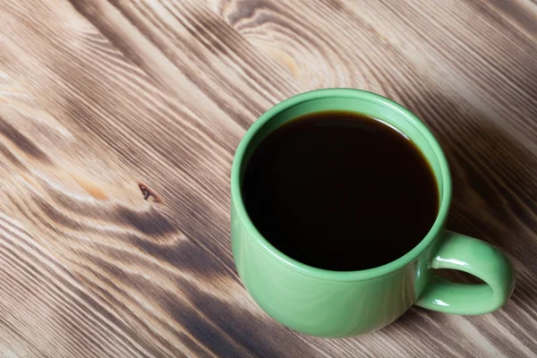 Tasse Kaffee auf neuem Holztisch — Stockfoto
