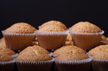 Daha önce dekorasyon taze kek çöl. Seçici odak. Sığ