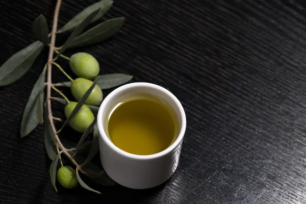 Branch of olive tree with green olive berries and cap of fresh o — Stock Photo, Image