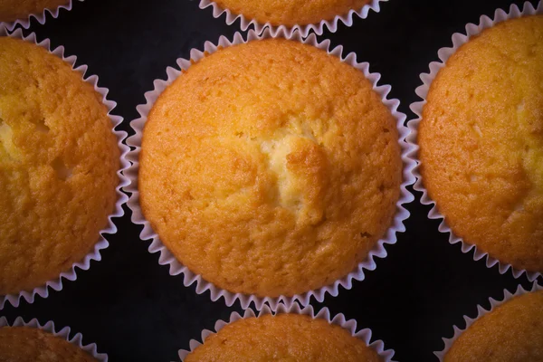 Świeży cupcake pustyni przed dekoracji. Widok z góry. Stonowanych — Zdjęcie stockowe