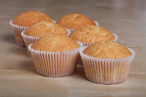 Färska cupcake öknen innan dekoration. Selektiv inriktning. Grunt — Stockfoto