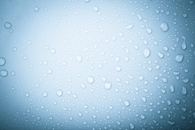 Bir renk arka plan üzerinde Su damlacıkları. Mavi. Seçici odak. Ton