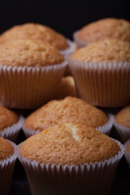 Daha önce dekorasyon taze kek çöl. Seçici odak. Sığ