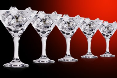 Renk arka plan üzerinde martini bardaklarda buzlu