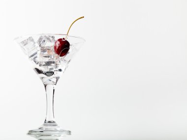 Kiraz çilek beyaz arka plan üzerinde bir martini cam. Tonda