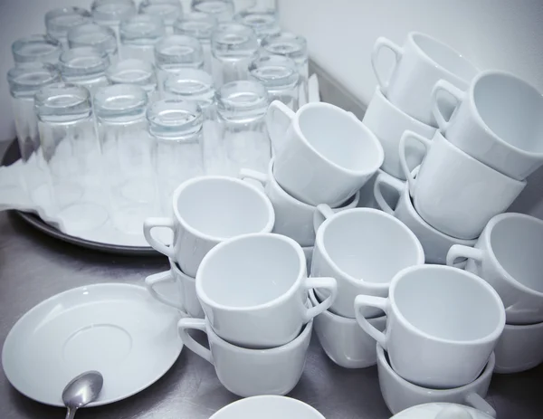 Copas y vasos en la cocina de un restaurante. Enfoque selectivo. ¿Qué? — Foto de Stock