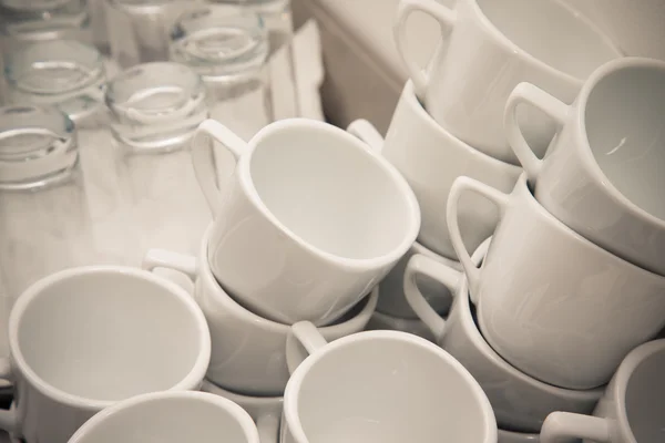 Copas y vasos en la cocina de un restaurante. Enfoque selectivo. ¿Qué? — Foto de Stock