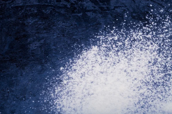 小麦粉は、黒い背景にこぼれます。トーン — ストック写真