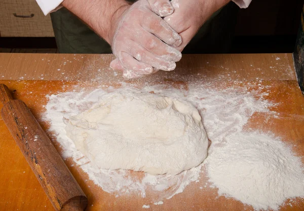由男性手制作家面包的过程 — 图库照片