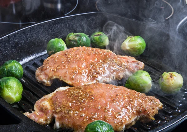 Pork and brussels sprouts on grill pan. Selective focus. Toned — Stock Photo, Image