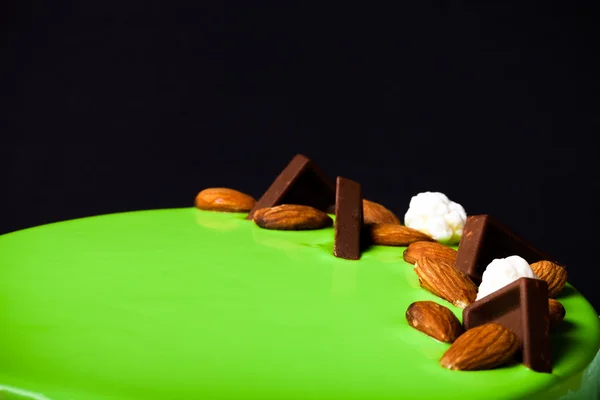 Bolo de mousse verde com nozes e pedaços de chocolate. Tonificado — Fotografia de Stock