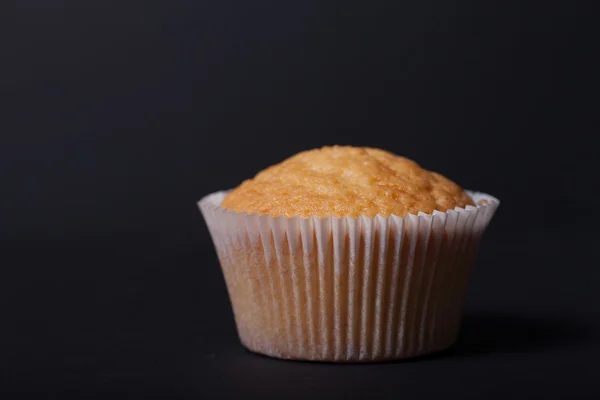 Färska cupcake öknen innan dekoration. Selektiv inriktning. Grunt — Stockfoto