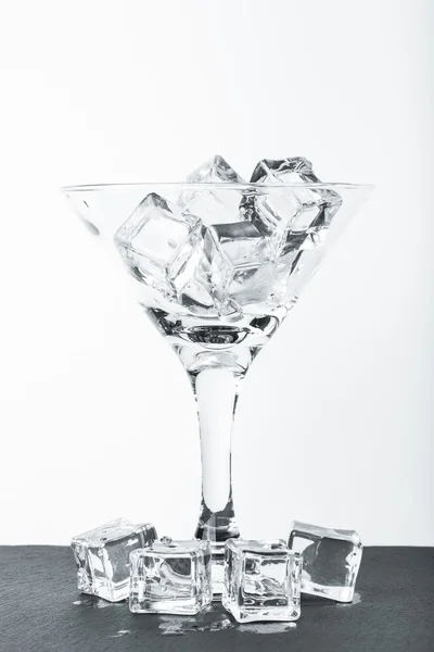 Cubes de glace dans un verre de martini sur fond blanc. tonique — Photo