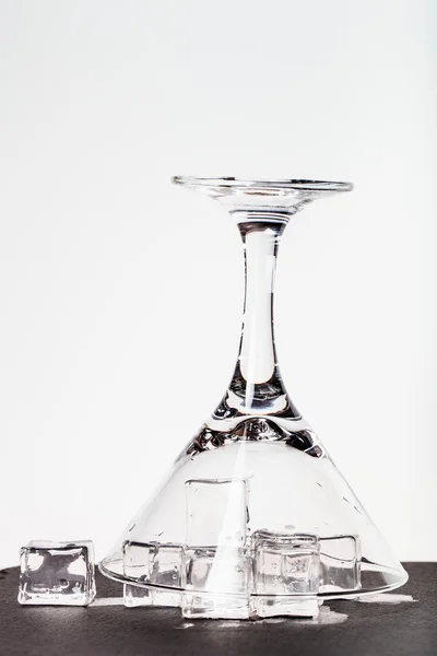 Glaçons et verre de martini sur fond blanc. tonique — Photo