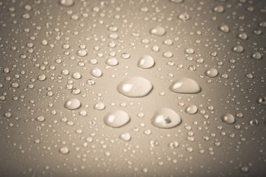 bir renk arka plan üzerinde Su damlacıkları. gri. sığ derinliği bes