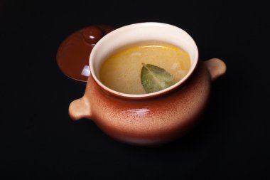 Bir siyah tablo veya arka plan kil pot pirinç çorbası