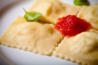 Rus mantı - domates sosu ve fesleğen bir beyaz ile mantı