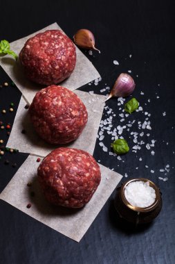 Ham zemin sığır eti biftek pirzola otlar ve baharatlar blac üzerinde