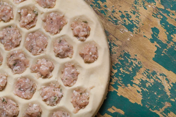 Pelmeni - Raviolis rusos. Proceso de cocción. Enfoque selectivo — Foto de Stock