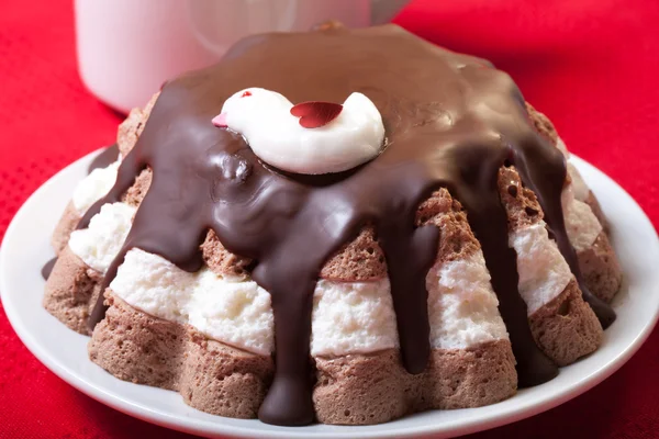 Hausgemachte Torte mit Vogeldekor auf roter Tischdecke für Hintergrund. — Stockfoto