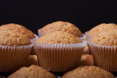 Daha önce dekorasyon taze kek çöl. Seçici odak. Sığ