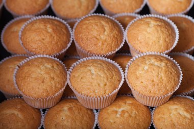 Daha önce dekorasyon taze kek çöl. Seçici odak. Sığ