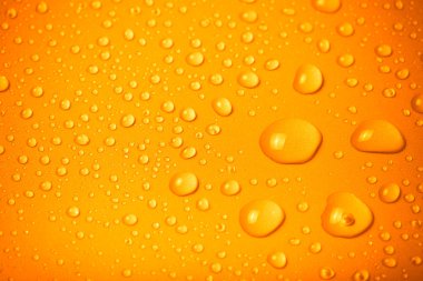 bir renk arka plan üzerinde Su damlacıkları. Turuncu. f sığ derinliği