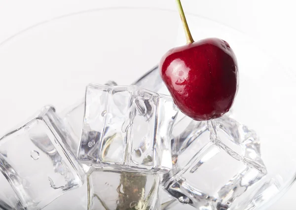 Bacche di ciliegia in un bicchiere da martini su sfondo bianco — Foto Stock