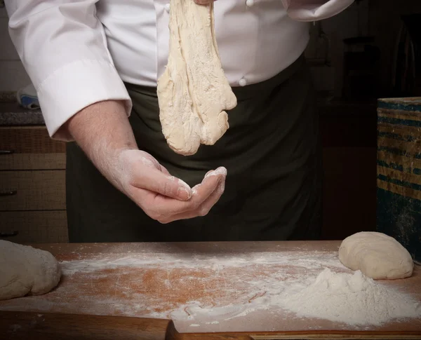 Процесс приготовления домашнего хлеба руками мужчин — стоковое фото