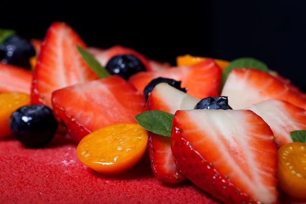 Many fresh berries on bright mousse cake. Selective focus. Shall — Stock Photo, Image