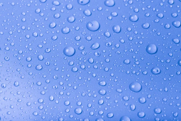 Wassertropfen auf einem farbigen Hintergrund. blau. Flache Tiefe des fie — Stockfoto