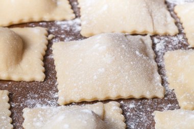 Mantı - Rus mantı. Pişirme işlemi. Sığ derinliği bes